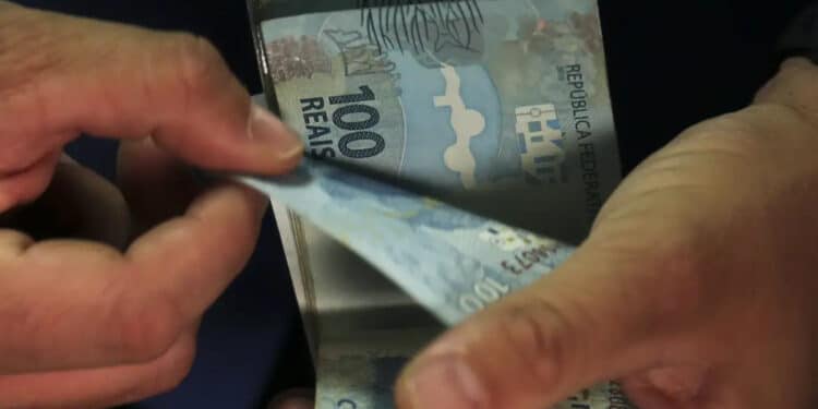 Novo salário mínimo de R$ 1.874,36 foi aprovado e já está valendo em todo o estado de SP