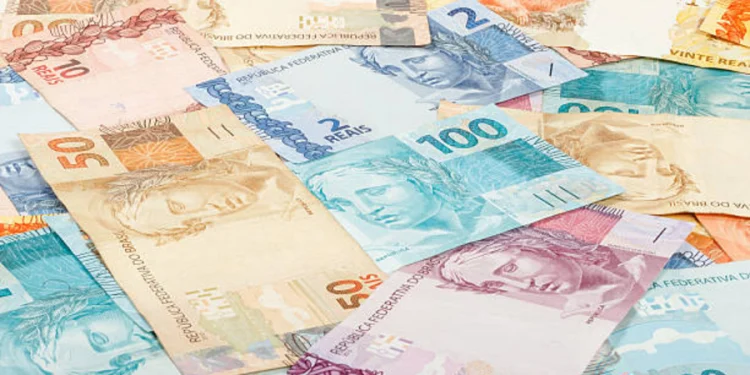 Governo confirma aumento de R$ 300 e famílias que recebem o Bolsa Família comemoram novo valor