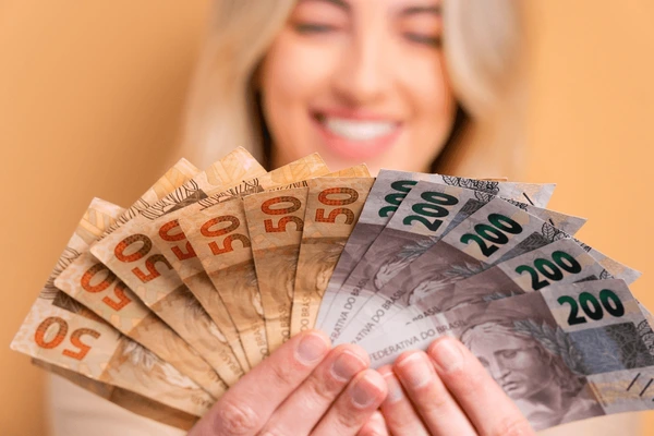 Benefício de R$ 500 por 6 meses já está disponível para mulheres no Brasil