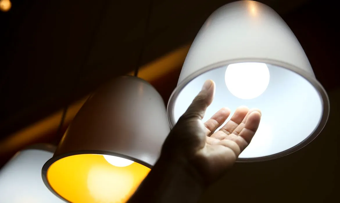 alerta na conta de luz: milhões de brasileiros podem perder desconto hoje