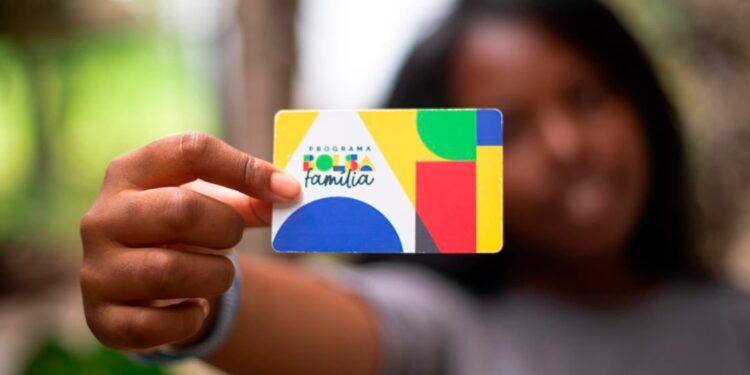 Beneficiários do Bolsa Família vão ter uma semana com mais dinheiro na conta