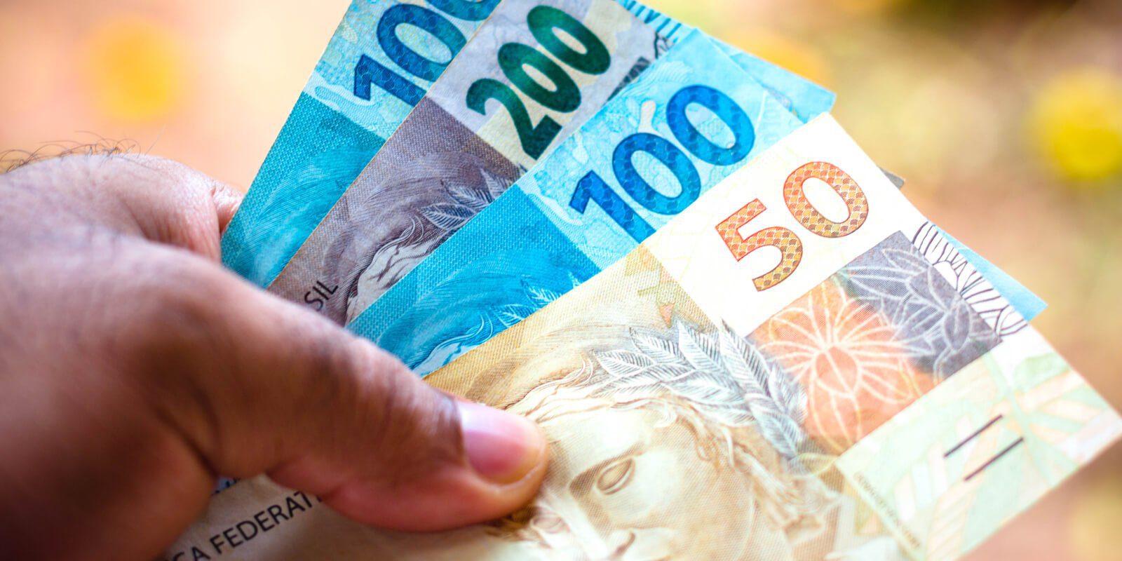 QI Sociedade de Crédito no contrato CLT: o que significa