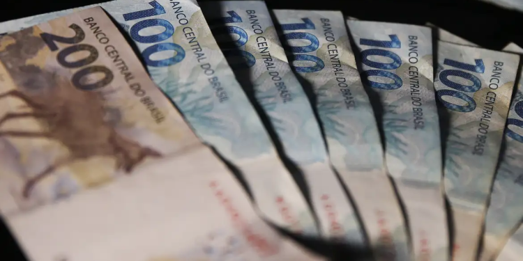 Brasileiros que moram sozinhos podem receber auxílio financeiro de R$ 600 do Governo Federal